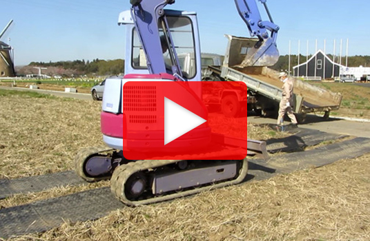 畑に軽貨物を乗り入れる